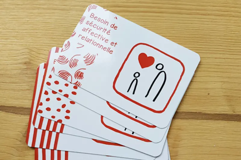 Détail de la carte présentant en rouge le "besoin de sécurité affective et relationnelle" et son pictogramme représentant un adulte protégeant un enfant.